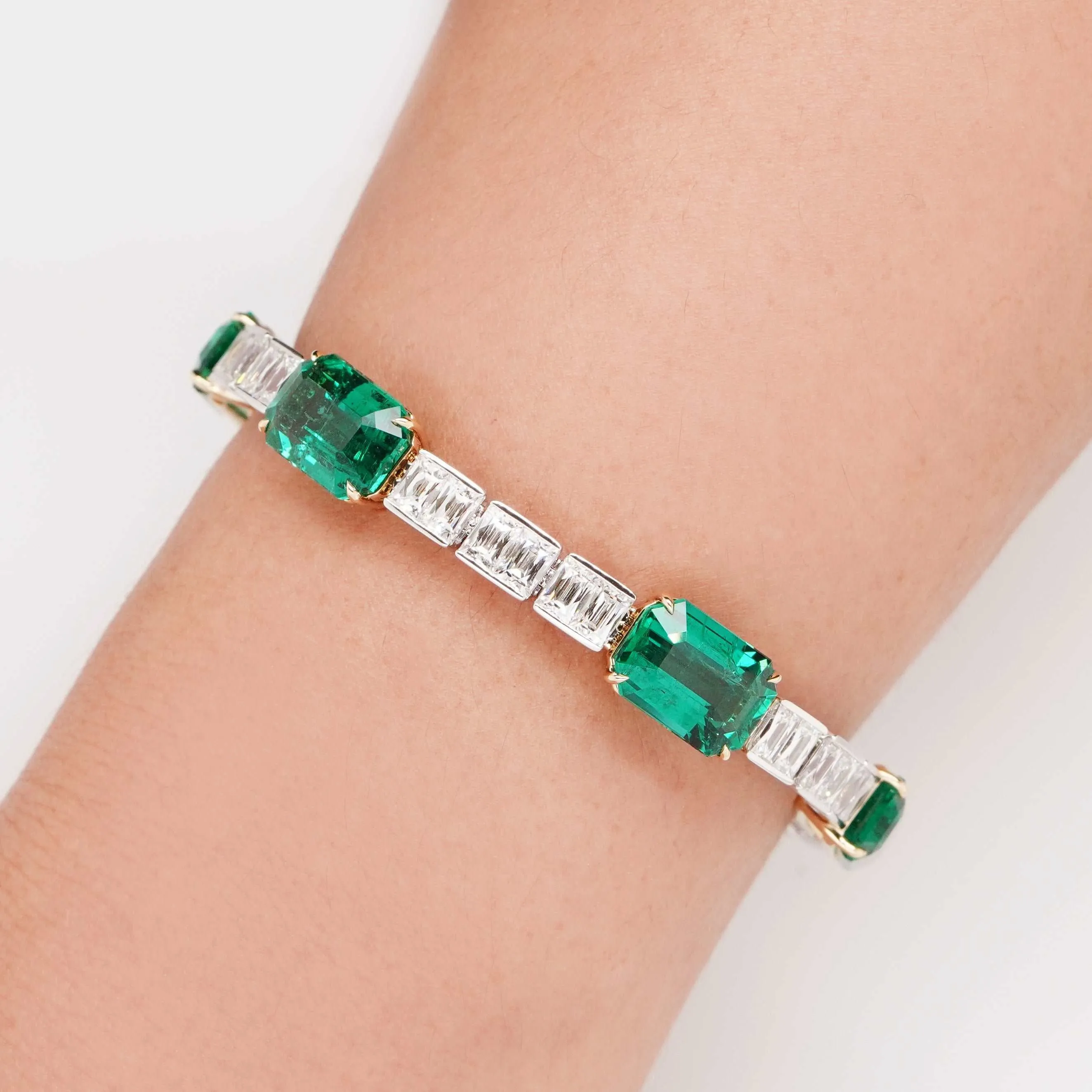 19.09 cts Emerald With Diamond Bracelet (ENQUIRE)
